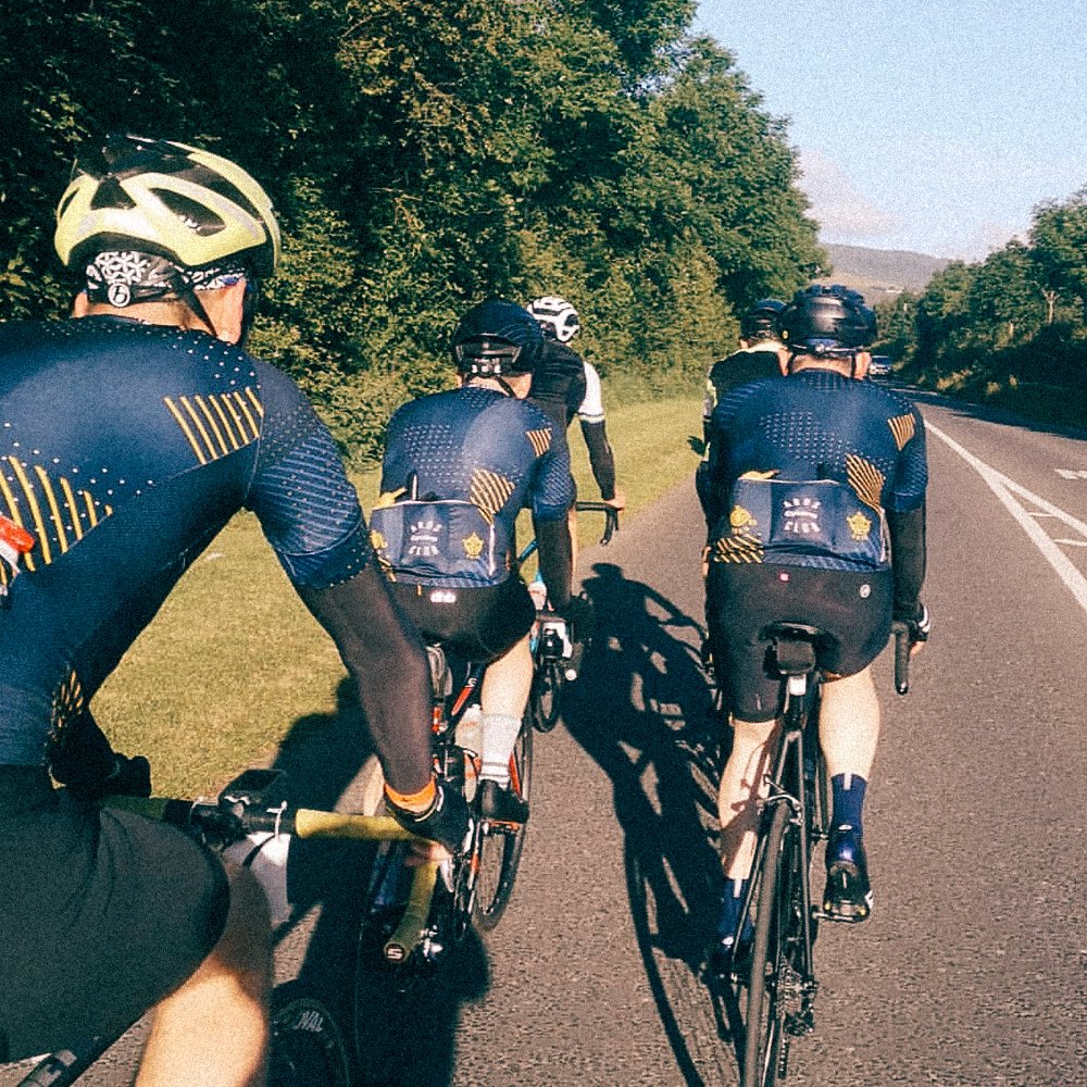 VictoryChimp's tweet photo. @ArdsCyclingClub rolling out on the venerable Wicklow 200 in their #VictoryChimpCustom kit 🙌
#Wicklow200 https://t.co/n7f3QLs0Wb