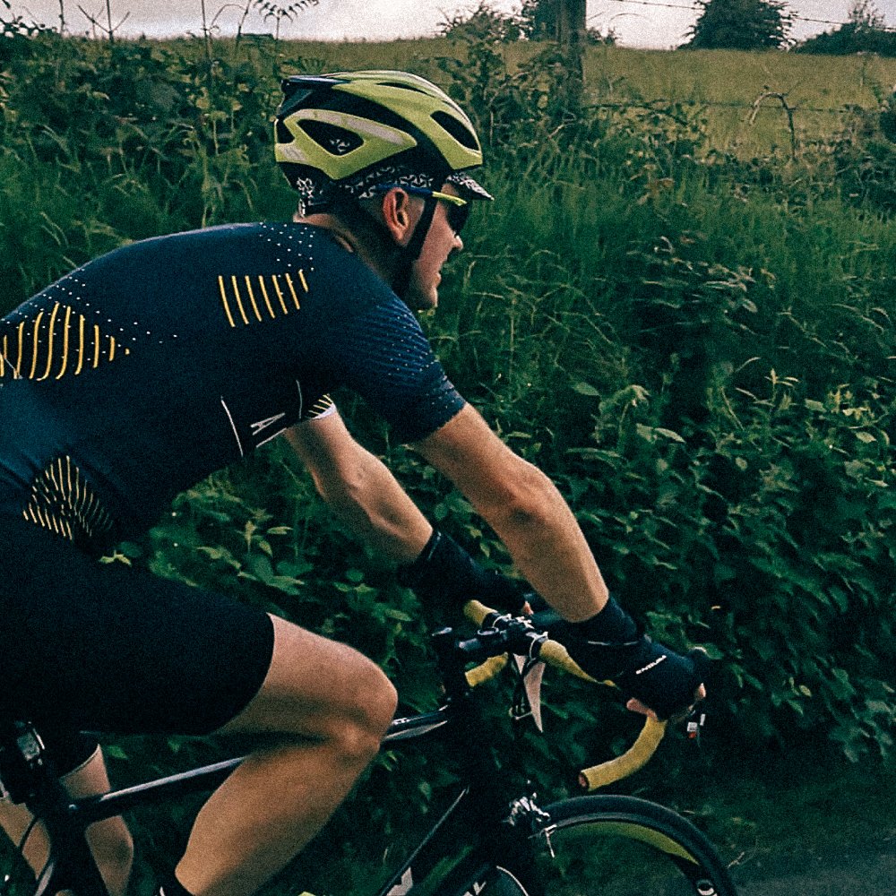 VictoryChimp's tweet photo. @ArdsCyclingClub rolling out on the venerable Wicklow 200 in their #VictoryChimpCustom kit 🙌
#Wicklow200 https://t.co/n7f3QLs0Wb
