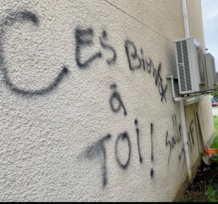 En me réveillant ce matin, c’est sous le choc que j’ai découvert ces tags sur les murs de ma maison. Une nouvelle fois, je suis prise pour cible. J’ai déposé plainte. J’espère que les coupables seront retrouvés et punis de leur acte haineux.
