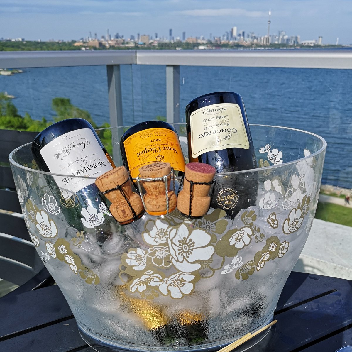 wineawarded's tweet photo. Sparkling Sundays kicks off - in order of consumption π₯ #monmarthe @VeuveClicquot @ermetemedici
#SparklingSundays #ss #sss #spiducci #spiedini #veuve #LAMBrusco π #winebythebottle #wineawarded #winebytheglass #redwine #red #wine #whitewine #white #champagne #sparklingwine https://t.co/OvlV7UVcHp