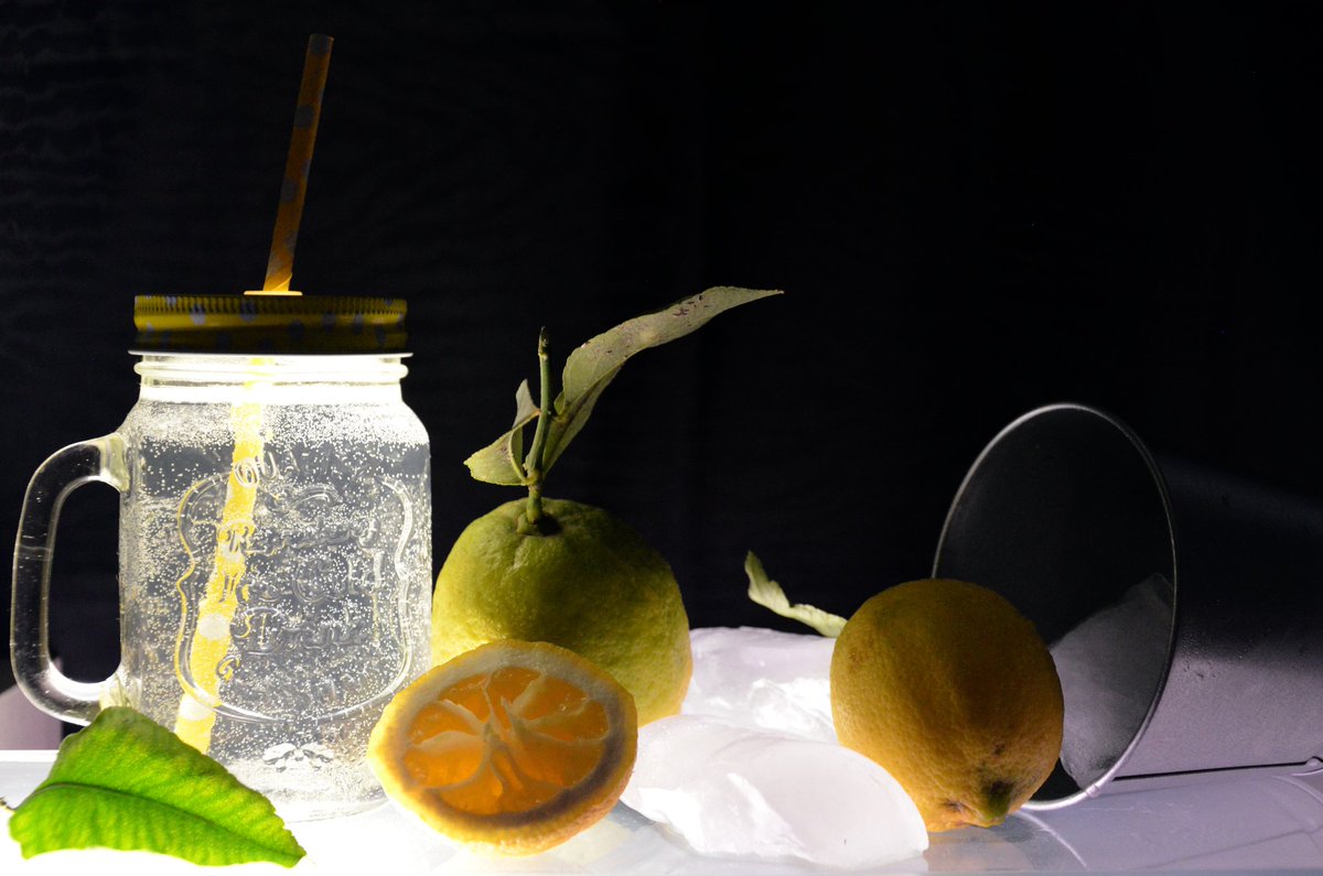 robertinosalemi's tweet photo. #limonata!
Schiaccia i limoni con il dorso della mano per favorire la fuoriuscita del succo, filtra il succo di limone con un colino e versa il succo e lo zucchero in un recipiente!
Aggiungi l’acqua, mettila in frigorifero a raffreddare: pronta!
. ..
#limonando https://t.co/A6owyIFUaj