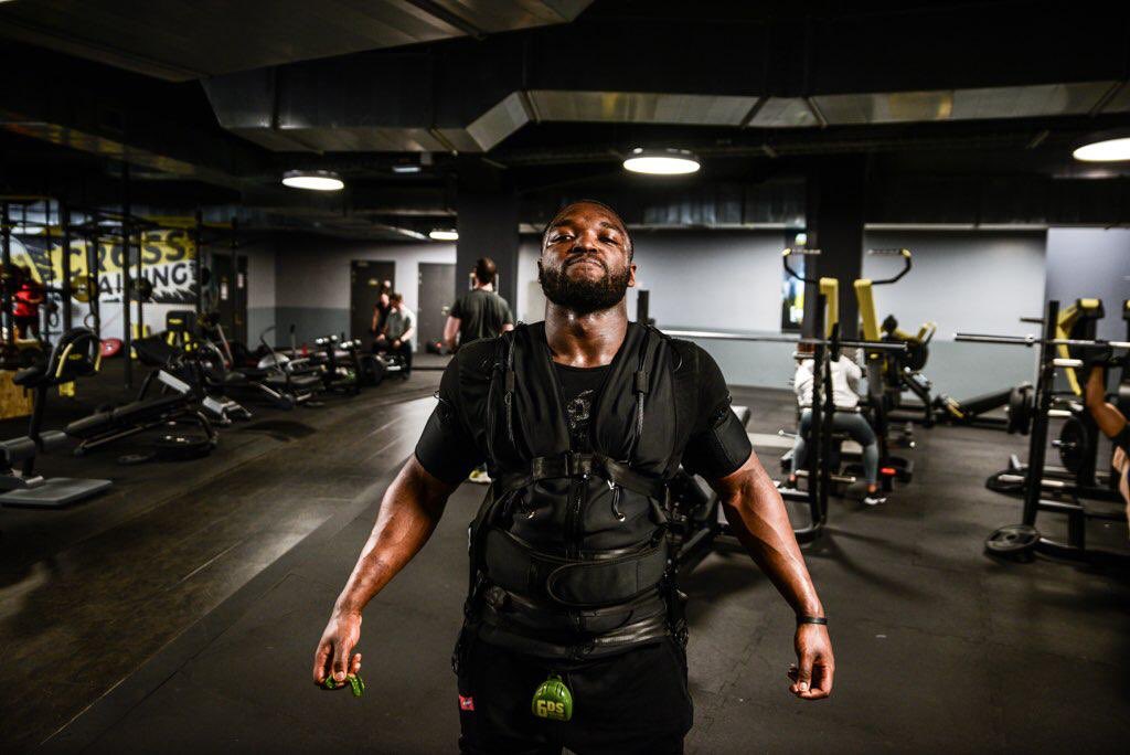 AQ8_System's tweet image. Greetings to Mr. Strongman France focused on his AQ8 rutine, @strongman! #emscoach #strongman #strongmantraining #electrofitness #emstraining #emstrainer #emsstudio @akademieparis