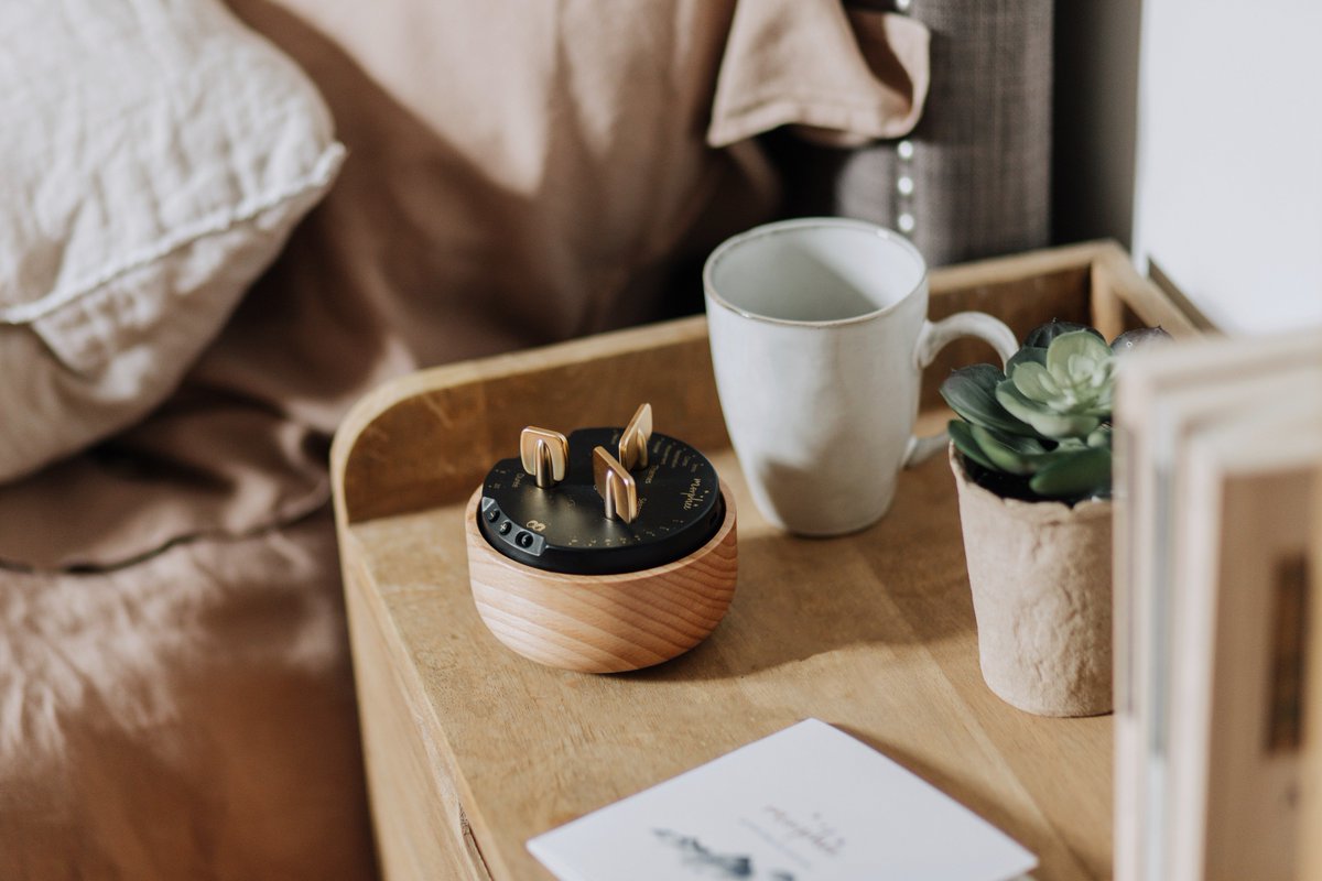 // POURQUOI UTILISER MORPHÉE ? //

🎯 EFFICACE: développé par des experts du sommeil (méditation &amp; sophrologie)

🌱 DÉCONNECTÉ: sans ondes et sans écran pour une efficacité optimale

👜 PRATIQUE: nomade grâce à sa coque en bois amovible, sa batterie et sa prise écouteurs