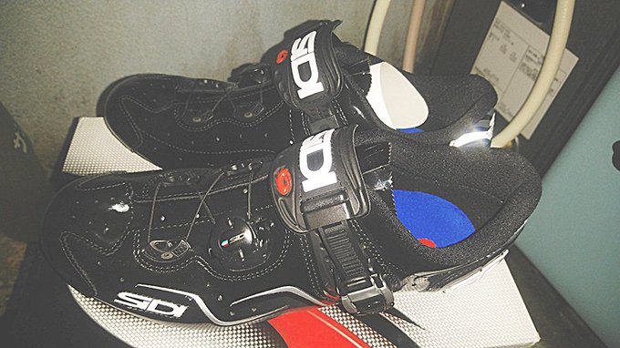 シマノの安物チャリ用靴がいい加減死んできたんで新調。オランダのショップで色々タイミングが合ったようで驚異の7割引で買えた(^o^) メーカーは映画MADMAXで手首切断されたマッドガッツ(だったかな?)が履いてたブーツと同じSIDIですw 最近では珍しいイタリア製。 
