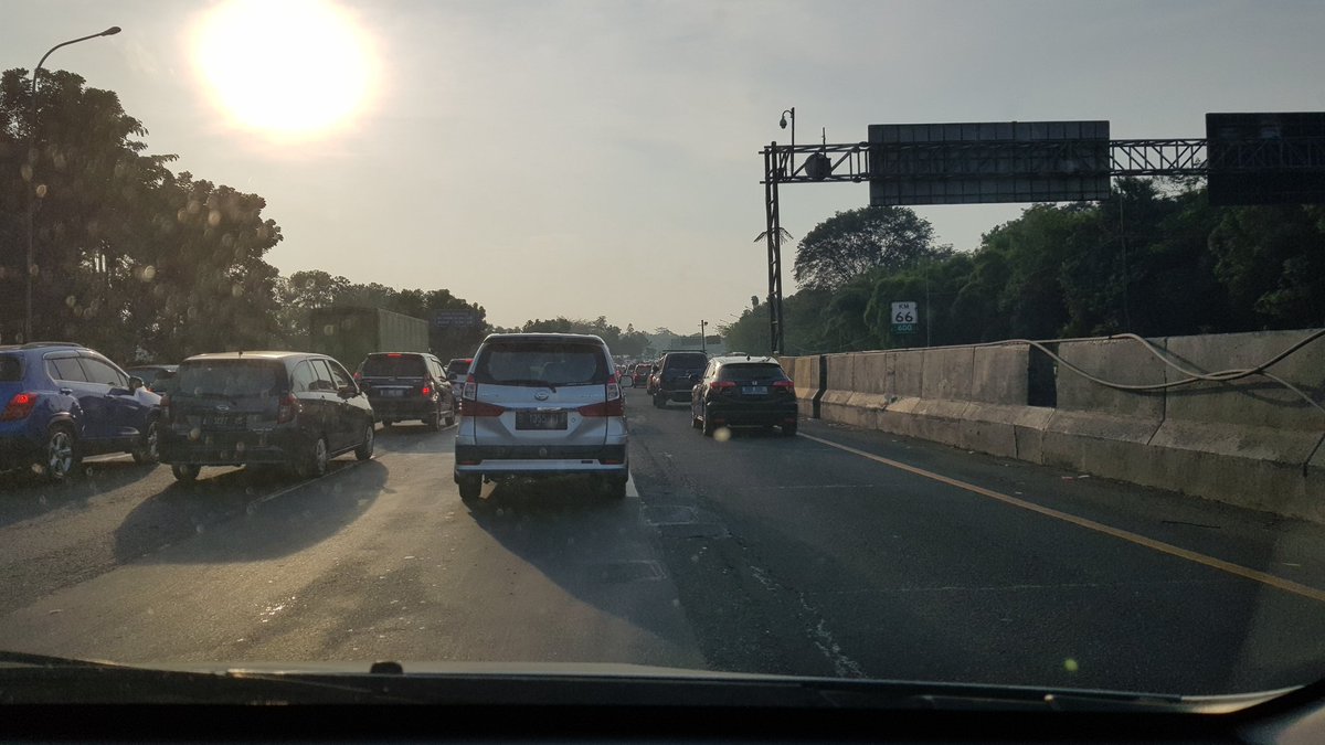 AdityaChandra98's tweet photo. Tidak diberlakukan contra flow kah @NTMCLantasPolri ? Mohon infonya Cikampek arah Jakarta km 66 https://t.co/sYRg4cpAMC