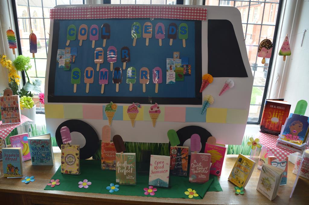 BancroftsSchool's tweet image. It may be miserable and wet outside but @LibraryBancroft @BancroftsSchool is looking forward to sunny days with its Summer Reads display #Bancrofts #BancroftsBalance