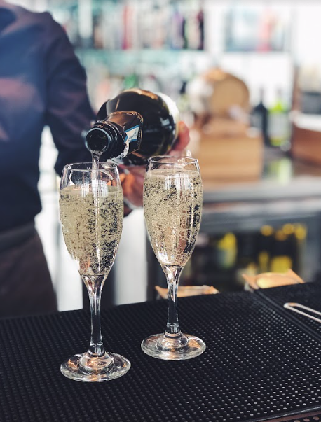 doubletreeleeds's tweet photo. Congrats Grads! 🎓Our team at @SkyLoungeLeeds have put together an exclusive package to celebrate you and your hard work! 🥂 Join us for bubbly and delicious snacks with the whole family. 🍾 Call 0113 241 1007 to find out more. #Graduation #LeedsUni #UniOfLeeds #LeedsBeckett https://t.co/7Y4GJ11ea9