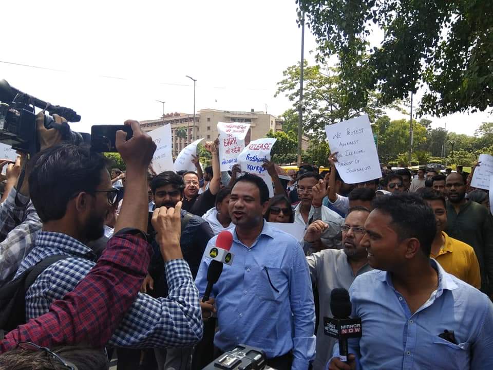 aisfaindia's tweet photo. @PJkanojia, रूपेश, इशिका और अनुज के रिहाई लिए विरोध प्रदर्शन :Press Club of India @jagishaarora @kaushikrj6 @ShabnamHashmi @syedfarmanahmed @nadeemkhanUAH @UmarKhalidJNU @kavita_krishnan @KSaifi @jigneshmevani80 @NabiyaKhan11 @OvaisSultanKhan #FreePrashantNow #FreedomOfThePress https://t.co/0LuY7NrAxH