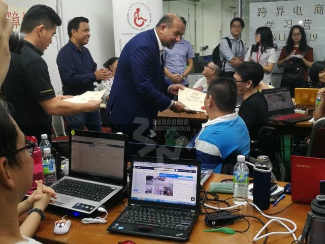 JPenerangan's tweet photo. Menteri Komunikasi dan Multimedia @GobindSinghDeo menyampaikan sijil penyertaan kepada peserta OKU yang menyertai bengkel e-dagang di Pejabat Pertubuhan Orang Cacat Cina Malaysia di Puchong
Sumber : @bernamadotcom 

#JabatanPenerangan 
#SayangiMalaysiaku 
#Malaysia https://t.co/JqTbm3YI0O