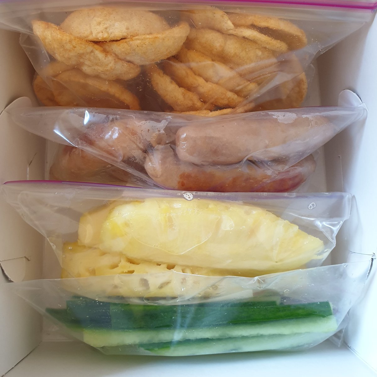 It's lunch time. What did you pack for your kids lunch today? We packed cocktail sausages with lentil and quinoa chips, cucumber slices and pineapple. 
We deliver to your home from only R450 per week. Order yours on our website lemonzestlunches.co.za 
#healthyschoollunch