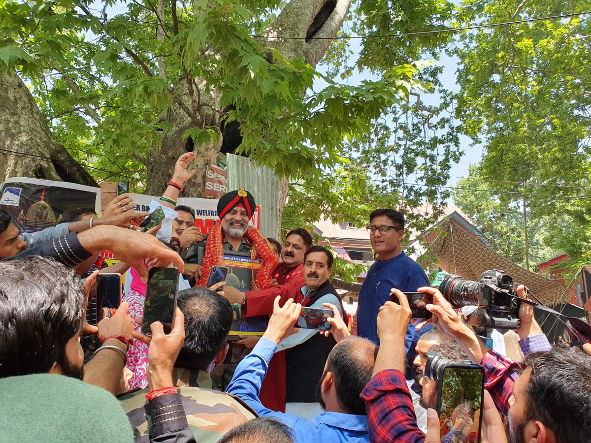 Thousands of devotees  congregate for the holiest annual festival of #KashmiriPandits - #MelaKheerBhawani. #ChinarCorpsCdr & Brig Usman participated in 'Ashtmi Pooja' of Mata Ragnya Devi & shared 'Langar' with devotees. Many locals volunteered cheerfully for this mega event.