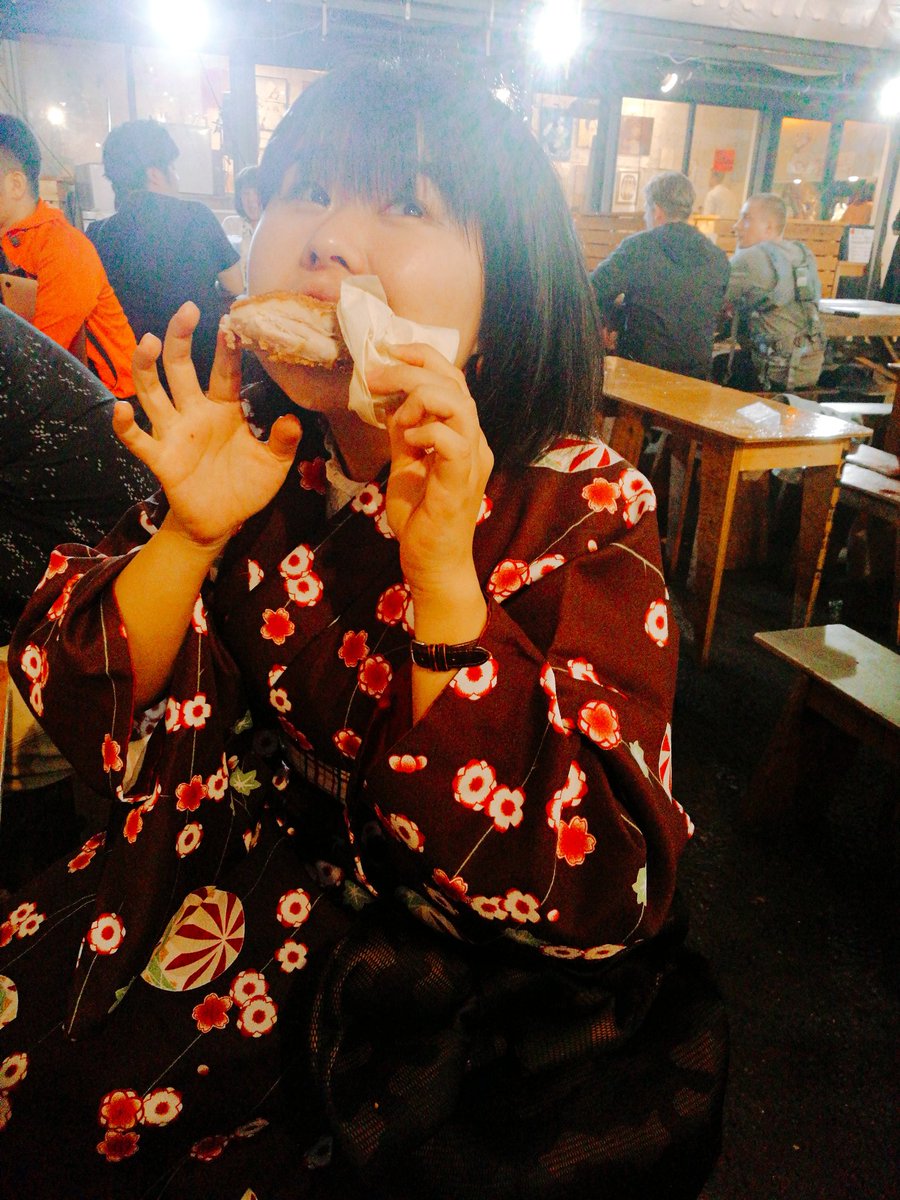 8Candy9's tweet photo. この日は仕入れと納品と
ミーティング(という名の飲み会)

初 #COMMUNE2nd 
お洒落な屋台村みたいな。

料理もお酒も種類豊富！！
ちょっと変わったものが多かった。
次はバナナビール飲んでみたい。

なんか白い人と無言のコミュニケーションが成立しました。

#普段着着物復興計画 
#ディナー https://t.co/Xg8DFwRom5