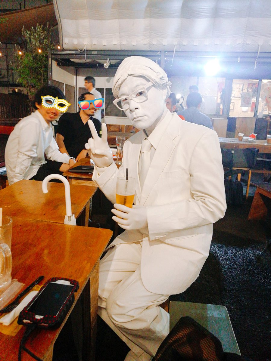 8Candy9's tweet photo. この日は仕入れと納品と
ミーティング(という名の飲み会)

初 #COMMUNE2nd 
お洒落な屋台村みたいな。

料理もお酒も種類豊富！！
ちょっと変わったものが多かった。
次はバナナビール飲んでみたい。

なんか白い人と無言のコミュニケーションが成立しました。

#普段着着物復興計画 
#ディナー https://t.co/Xg8DFwRom5