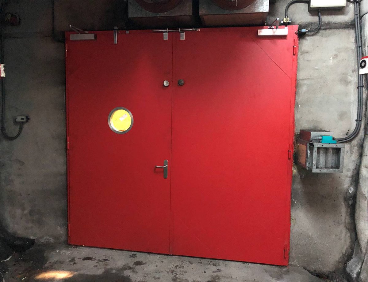 CimesaPuertas's tweet photo. Puertas cortafuego para salida de emergencia en Túneles Paso de Vehículos #puertascortafuego #puertascimesa #puertasemergencia #puertastuneles https://t.co/vnuXcjg59f