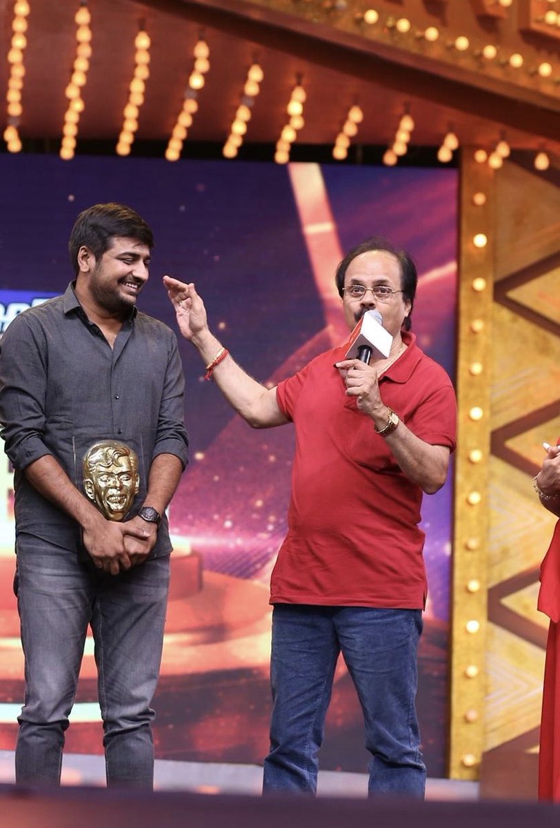 actorsathish's tweet photo. என் வாழ்வின் தொடக்கமாய் இருந்து... என் வாழ்க்கைக்கு அர்த்தம் தந்து... என் மாதாவாக... பிதாவாக... குருவாக... இறைவனாக இருந்தவர் இன்று இறைவனிடம் சென்று விட்டார். நீங்கள் இருந்த வரை உங்களால் சிரித்து மட்டுமே பழகிய நாங்கள் முதல் முறையாக அழுகிறோம்.. நீங்கள் இல்லாததால்... 🙏🏻🙏🏻🙏🏻 https://t.co/4EK1mQtV9m