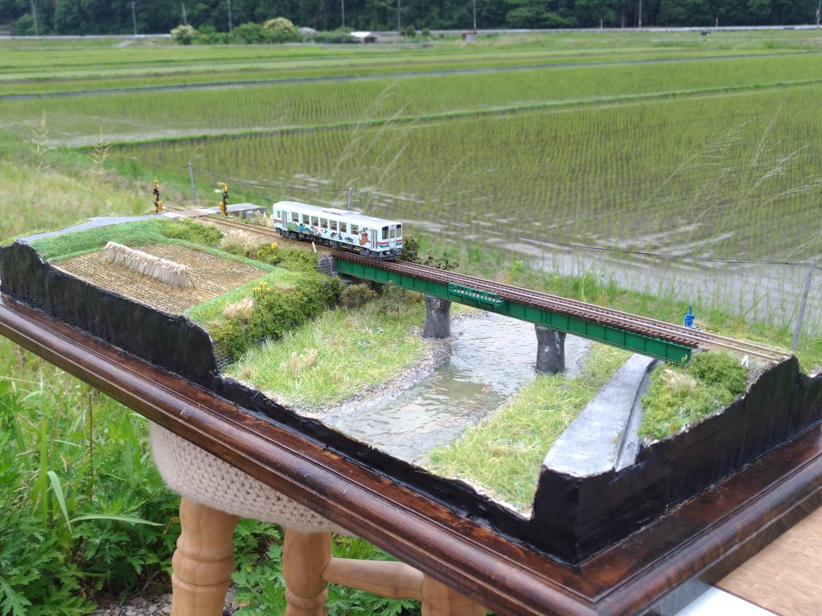 よなてつ Twitterissa 若桜鉄道 細見川橋梁 のジオラマが完成しました J型スティフナーが特徴的なポーナル桁を3dプリンターで製作することに始まり田んぼや川を作り込んで完成まで約3ヶ月 天気は良くありませんでしたがジオラマを外に持ち出して田園風景を