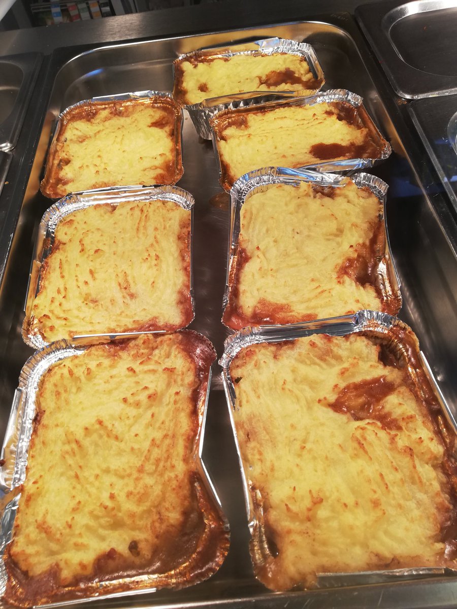MinYDonTowyn's tweet photo. Cottage pies fresh out of the oven #myd #towyn #needlunch https://t.co/ZJOaNuEJrg