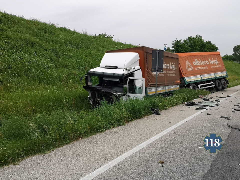 SUEM_Veneto's tweet photo. 10GIU 11:15 #suemTV #Trevignano #SP102 Postumia Romana, auto contro camion, deceduto il conducente. Intervento 2 #ambulanze, #Leone1, @vvfveneto https://t.co/oi7VE4Rtql