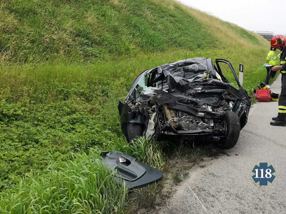 SUEM_Veneto's tweet photo. 10GIU 11:15 #suemTV #Trevignano #SP102 Postumia Romana, auto contro camion, deceduto il conducente. Intervento 2 #ambulanze, #Leone1, @vvfveneto https://t.co/oi7VE4Rtql