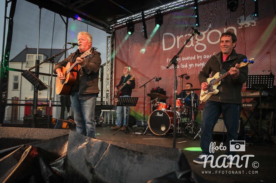 Many thanks to @DragonDairy @SCCWales for sponsoring our stage for ‘Gig ar y Maes’. Nearly 500 enjoyed the concert with @johnacalun @bwncathband @patrobasband a @philgasman (Phil Gas a’r Band).
See you all in #2020 👍
#gwylfwydpwllheli