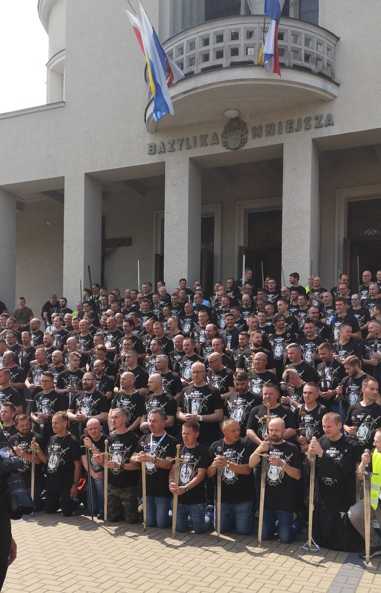 Rd_Niepokalanow's tweet photo. 8 czerwca 2019 r. Wojownicy Maryi z ks. Dominikiem Chmielewskim przybyli do Niepokalanowa, by ślubować wierność pierwszej Damie ich serca - Maryi i Chrystusowi.
#WojownicyMaryi #Only4Men #DominikChmielewski #Niepokalanów https://t.co/92ZcpUgDnP