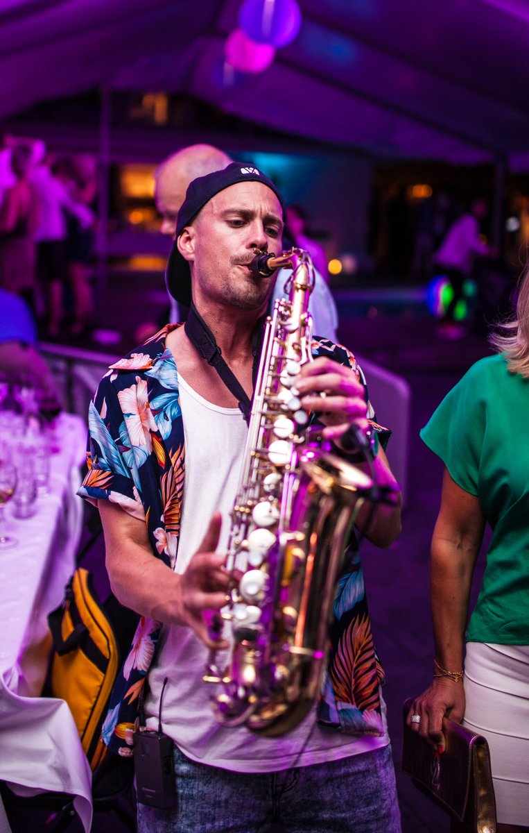RealEntertain1's tweet photo. Planlegger du den store sommerfesten? 🍾
Du skal kanskje arrangere sommerfest i hagen, eller i bakgården på jobb? Vi setter sammen et lydanlegg som er tilpasset omfanget av festen din og tar ansvar for alt det kreative 🤩
Send oss en bookingforespørsel på https://t.co/aDZhFAWzMK https://t.co/SCBf7VlR7o