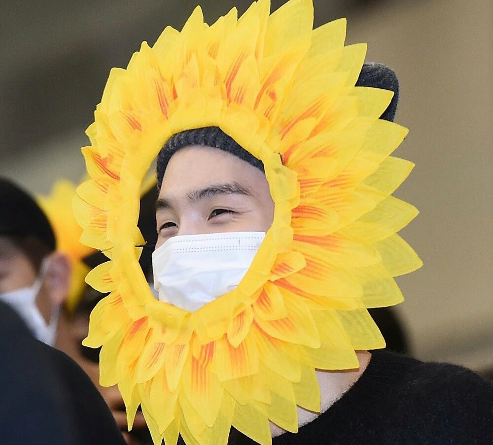 Daegu_Gwangju's tweet photo. [J4F] 100619
Nguyên lý bông hướng dương Yoongi nở =)))
🌻
1. Jiminie dưới sự xúi giục của maknae Kookie tưới nước 😊
2. Yunki nở hoa 😆🌻👏
_____
RT TO VOTE!! RT TO WIN!! 😎
@BTS_twt 
#MTVLAINSTAGLJUNGKOOK 
#MTVLAKPOPBTS 
#MTVLAFANDOMBTSARMY 
#PremiosMTVMIAW https://t.co/XDYKxgr8CZ