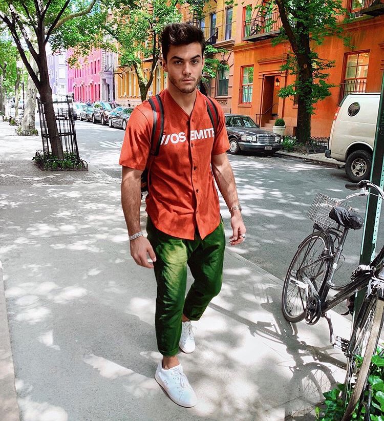 VeronicaRebelo4's tweet photo. Happy Dolan twin Tuesday. I’m super proud of @EthanDolan & @GraysonDolan for reaching #10million on @YouTube. #10million #DolansTwinsTuesday #EthanDolan #GraysonDolan #DolanTwins #DolanTwins10Millionsubscribers #dolantwins10million #DTSQUAD #DolanTwinsNewVideo #Twins https://t.co/YmGLRhwe7h