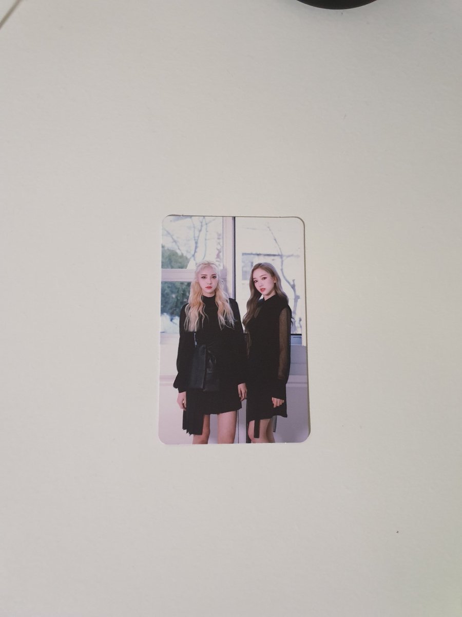 1st album repackage; xx limited b version I screamed when I pulled this card! Jinsoul and Gowon are my top two biases,, my luck here!!