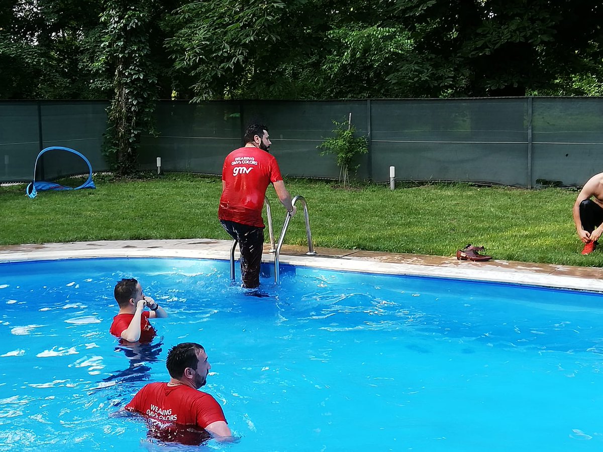 infoGMV's tweet image. Our colleagues from GMV Romania enjoyed the #35anniversary celebration drawing like artists and taking a dive. #35anniversaryGMV #boostingGMV #wearingGMVcolors