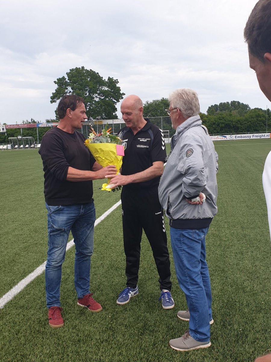 Afgelopen. Roac verliest in de laatste minuut met 2-1. 

Daarbij neemt Dick Sr. Afscheid van het 2e. Vandaar het bloemetje voor de inzet de afgelopen jaren.