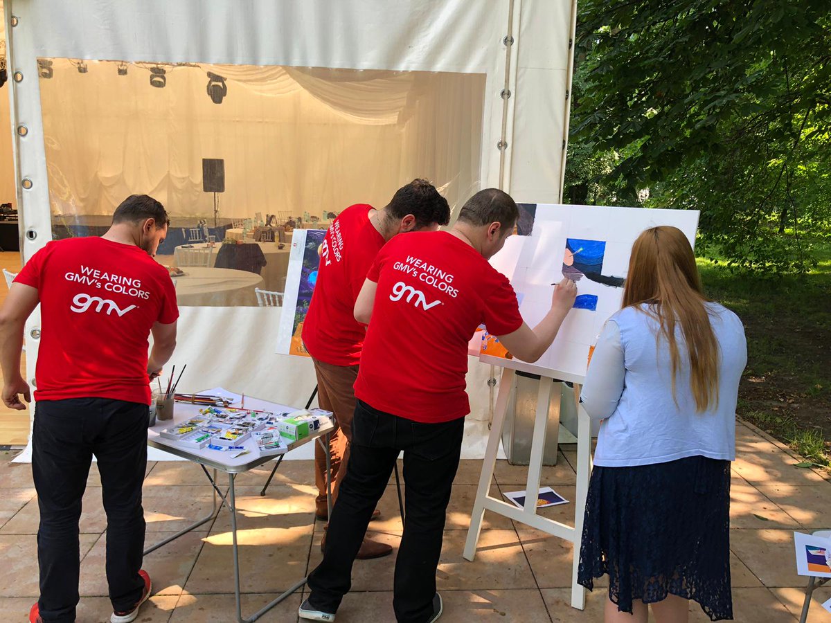 infoGMV's tweet image. Our colleagues from GMV Romania enjoyed the #35anniversary celebration drawing like artists and taking a dive. #35anniversaryGMV #boostingGMV #wearingGMVcolors