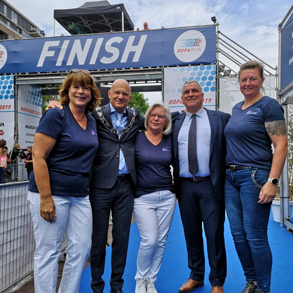 Wij zijn er klaar voor!

Eerst nog even op de foto met de loco burgemeester <a href="/bertwijbenga/">Bert Wijbenga</a>, directeur Roparun Wiljan Vloet en een deel van bestuur  van Stichting Samen Varen!

#roparun #roparun2019
<a href="/Stg_Roparun/">Stichting Roparun</a>