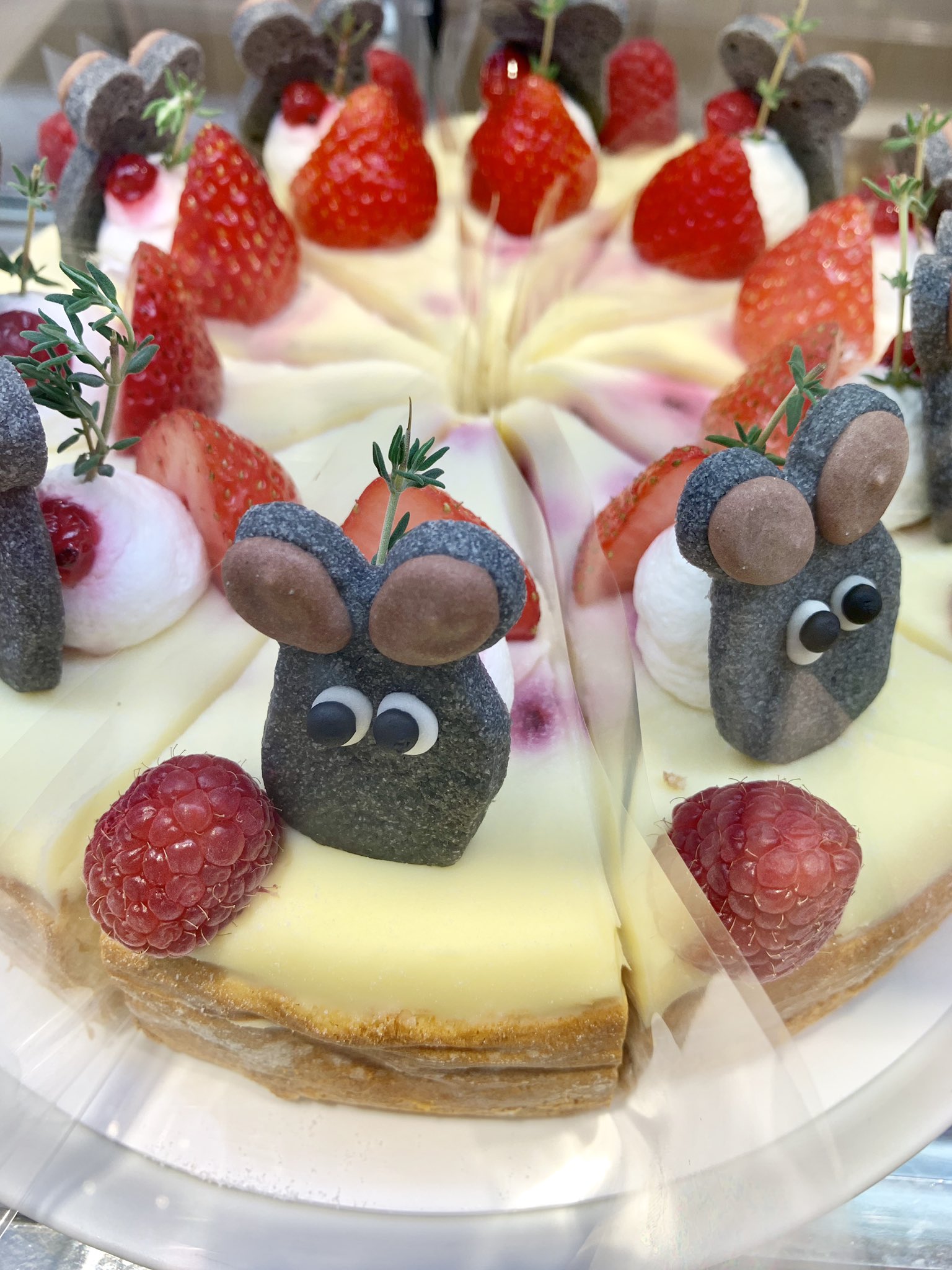 ハムスター パシャ ハム友さんとレオ レオニカフェへ 絵本は懐かしいし メニューかわいいし グッズもステキ ねずみの キャラクターは どことなくフォルムがハムスターっぽい レオレオニカフェ レオレオニ T Co J4bl5unhvf Twitter