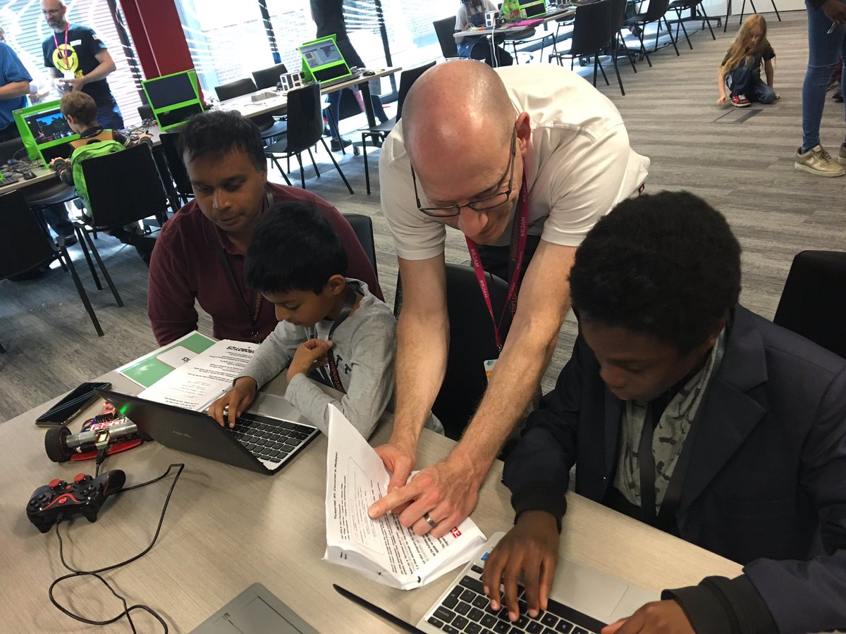 BrianLinuxing's tweet photo. Anyone who tells you girls and women canโt code or #tech is talking rubbish!
The magnificent photos from Saturdayโs #lonpijam say it all: https://t.co/OfXgASCwph