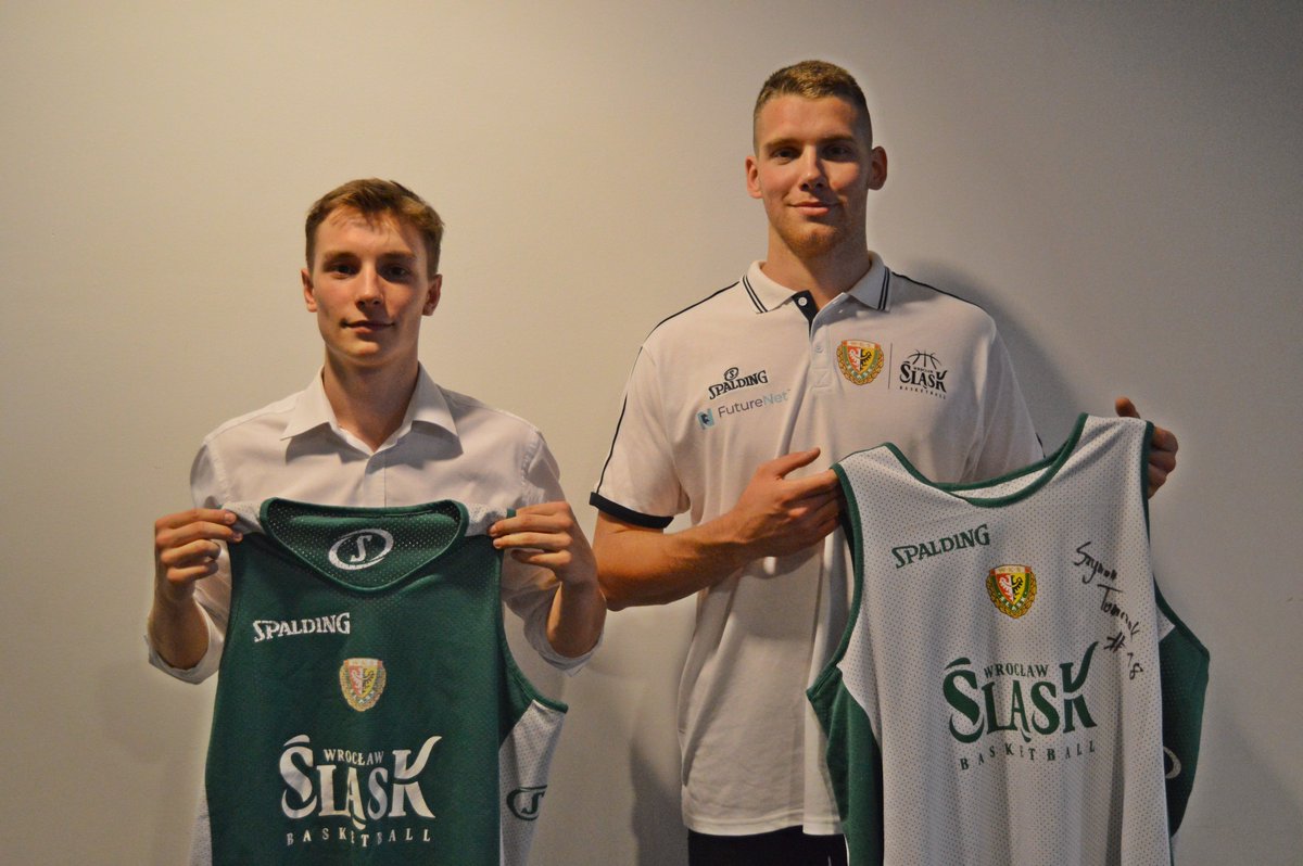 WKS_SlaskBasket's tweet photo. Kuba Musiał i Szymon Tomczak oddali swoje koszulki na aukcje charytatywne 👏 Pieniądze trafią do dzieci mieszkających u Sióstr Elżbietanek w św. Katarzynie #HejŚląsk
Link do zbiórki pieniędzy znajduje się tutaj: https://t.co/QhrTZe3jIh. Zachęcamy do pomocy 🙏 #PoweredByFutureNet https://t.co/BJxiyvFZE1
