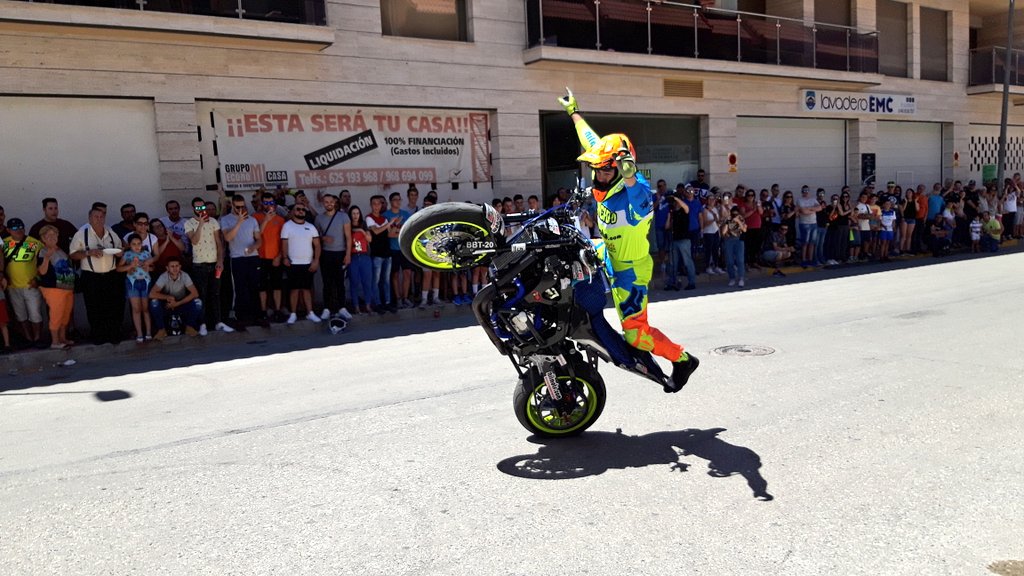AytoArchena's tweet photo. Magnífica exhibición de motos #stunt que se está celebrando hoy en #Archena. 
La gente impresionada con el fantástico espectáculo.
El concejal de festejos @marioalcaraz_ ha saludado a Plácido Pérez Benítez #Exhibiciones666, antes de la exhibición https://t.co/uRLfUzTuqh