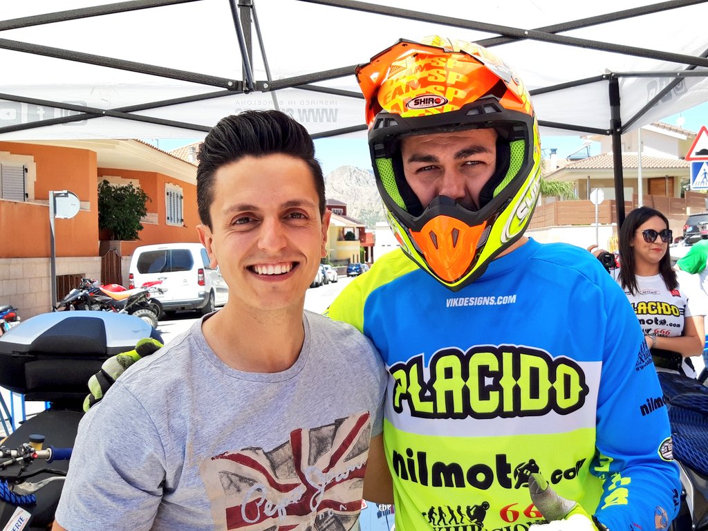AytoArchena's tweet photo. Magnífica exhibición de motos #stunt que se está celebrando hoy en #Archena. 
La gente impresionada con el fantástico espectáculo.
El concejal de festejos @marioalcaraz_ ha saludado a Plácido Pérez Benítez #Exhibiciones666, antes de la exhibición https://t.co/uRLfUzTuqh