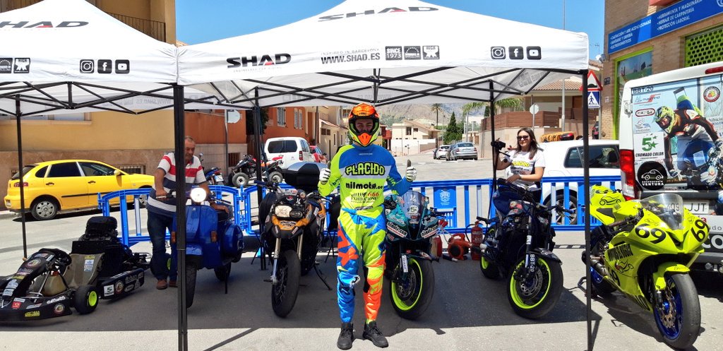 AytoArchena's tweet photo. Magnífica exhibición de motos #stunt que se está celebrando hoy en #Archena. 
La gente impresionada con el fantástico espectáculo.
El concejal de festejos @marioalcaraz_ ha saludado a Plácido Pérez Benítez #Exhibiciones666, antes de la exhibición https://t.co/uRLfUzTuqh
