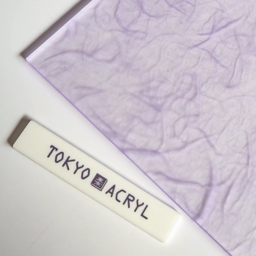 Tokyo Acryl 有限会社三幸 雲龍紙を封入したアクリル板です 黒ベースの和紙に黒と赤の長い繊維が敷き込まれています 東京アクリル Tokyoacryl ミユキアクリル Miyukiacryl 和紙 黒和紙 和紙が好き 雲龍紙 雲龍 大典紙 筋入り紙 雲竜紙