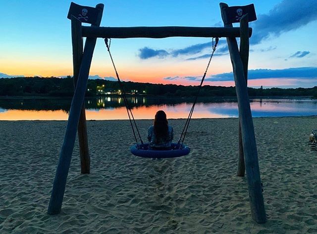 Love all the colours in this pic taken at Ruislip Lido 🌅 @tamshubs 
____________
#ruisliplido #ruislip #loveruislip #londonbeach #beachplease🌴 #hillingdon bit.ly/2wJluYV
