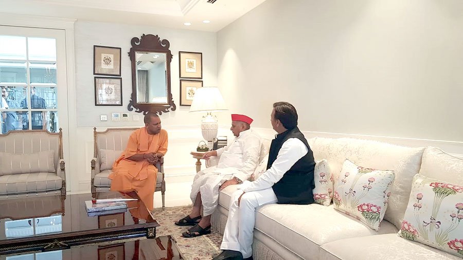 प्रदेश के पूर्व मुख्यमंत्री एवं समाजवादी पार्टी के संस्थापक श्री मुलायम सिंह यादव जी से आज उनके आवास पर भेंट कर उनका कुशलक्षेम पूछा।
ईश्वर से प्रार्थना करता हूँ कि वे शीघ्र स्वास्थ्य लाभ प्राप्त करें।