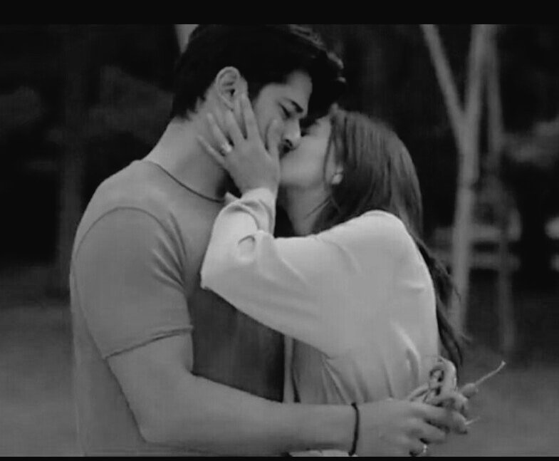 Emagicaa's tweet photo. Hola Sevders! Lunes y toca unos min. de #KaraSevda 😂. Tenemos a los novios a punto de irse de luna de miel, espero que nadie lo impida. https://t.co/o8EHtGFbZc