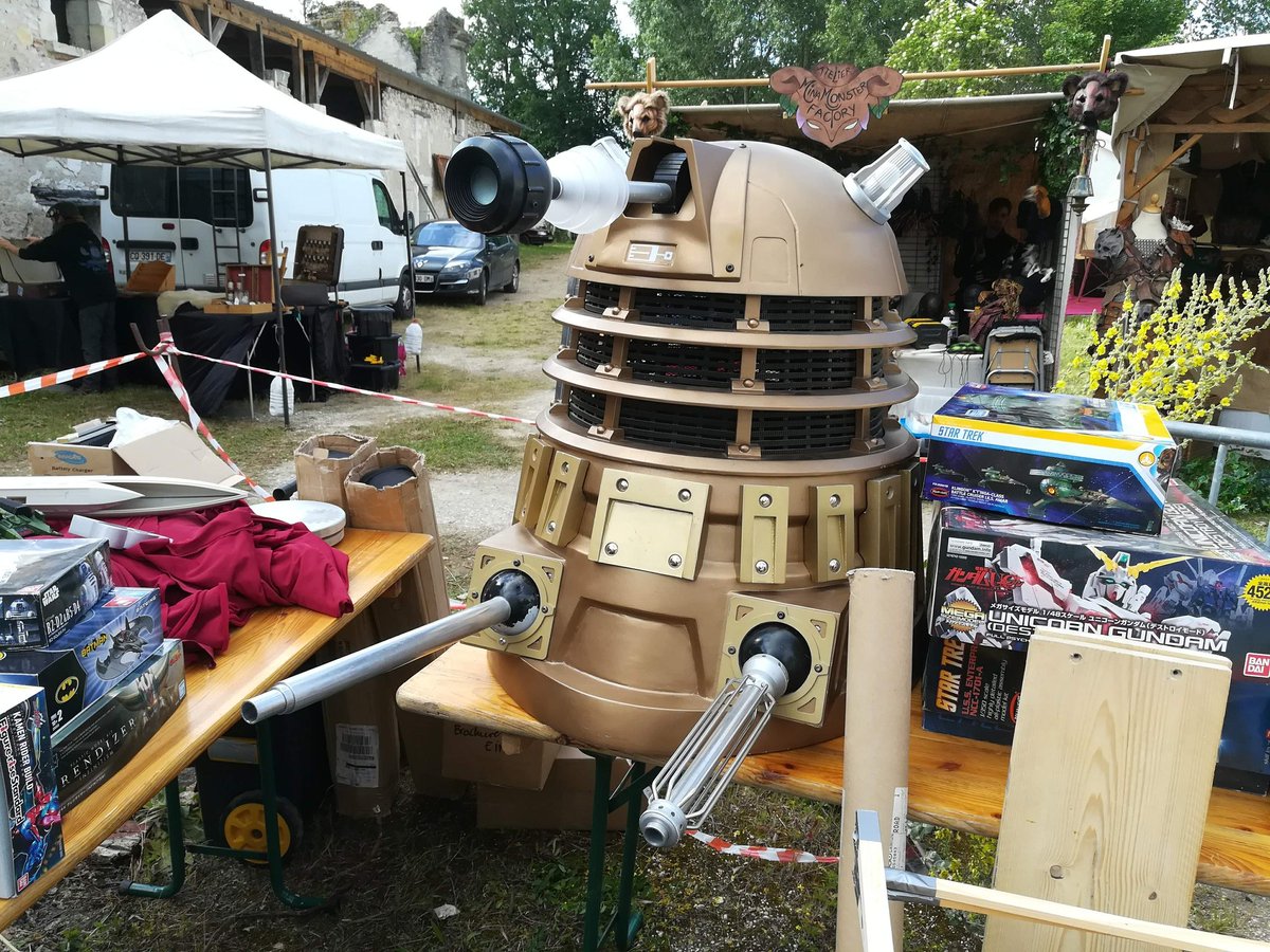 PHalvick's tweet photo. Vive les Daleks !
Là, il n’était pas encore assemblé.
#GFIRL #geekfaeriesIRL #geekfaeries #IRL #sellessurcher #Selles-sur-Cher #festival #geek #dalek #drwho #kit #dalekproject https://t.co/DFa5lhJGXF