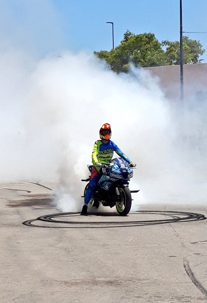 AytoArchena's tweet photo. 🏍👏 Impresionante exhibición de motos #stunt realizada por el gran Plácido Pérez Benítez #Exhibiciones666 dentro de los actos organizados para las fiestas patronales #Corpus19 #Archena https://t.co/Fugn1cuk2H