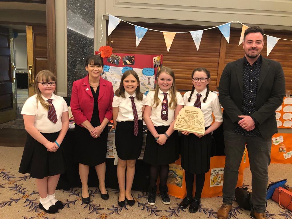 SgoilnanLochES's tweet photo. Mealaibh ur naidheachd, cho moiteil ‘s a tha sinn annaibh. Taing mhòr do Clare Haughey MSP agus Ross Mackenzie. @FMReadChallenge #SeoEileanSiar https://t.co/0n0qeKLd5M
