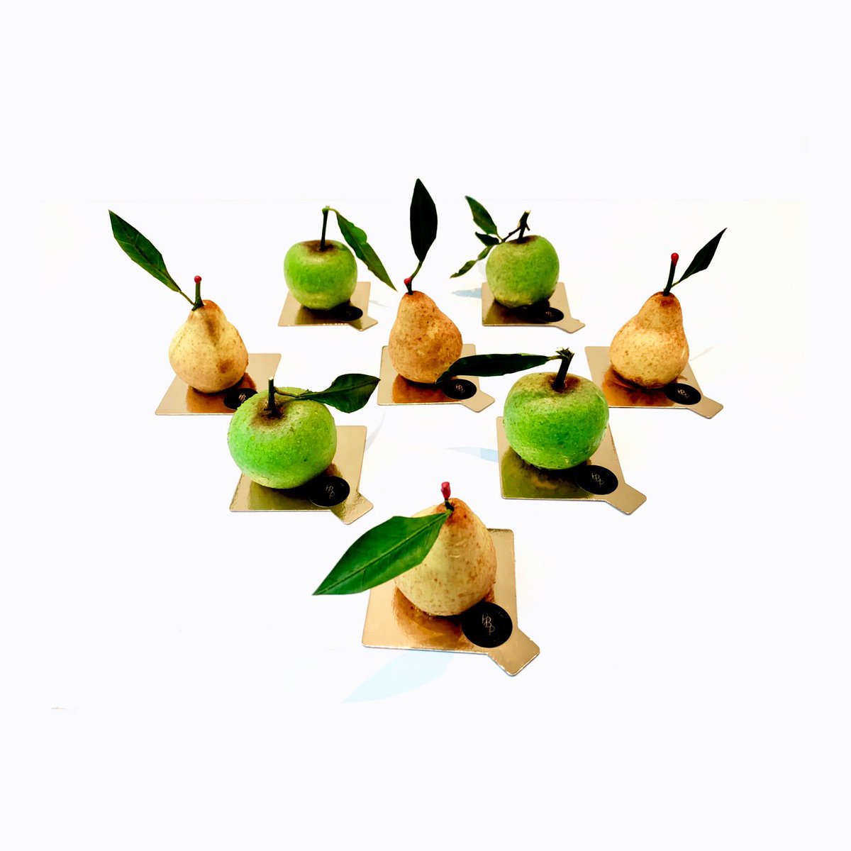 Chefjaycathcart's tweet photo. Apples &amp; Pears 🇬🇧 vegan apple crumble &amp; custard, pear and hazelnut cake with pear purée and espresso gel. #chefsofinstagram #veganlondon #plantbaseddiet #healthyeating #vegandesserts #vegan #veganfood #vegandiet #plantbased #plantbaseddiet #healthy #londonfood https://t.co/t8KYiGFc0u
