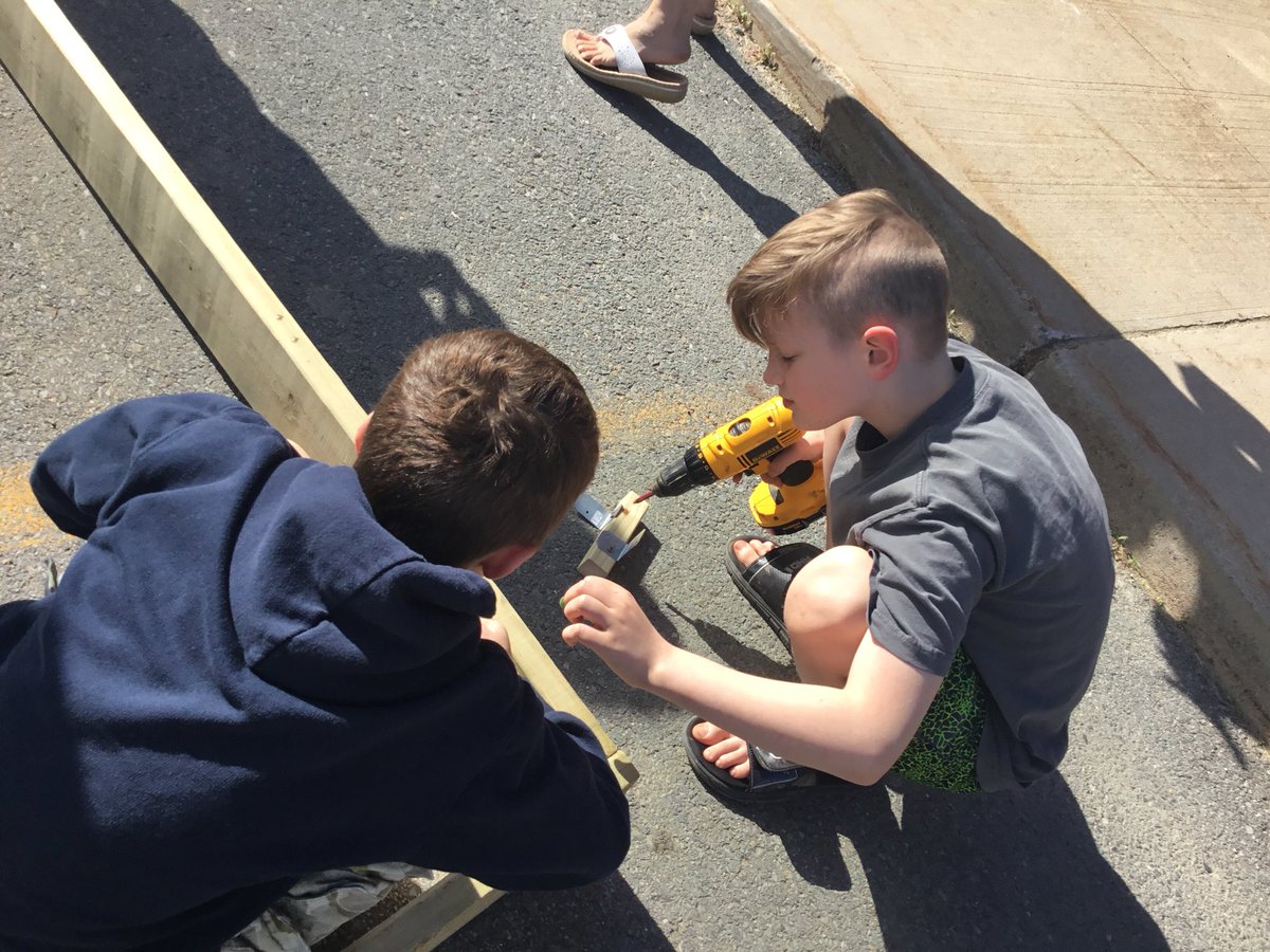 FdsLeary's tweet photo. More garden box building at FDS. #schoolgardens #avrceprograms @FDSprincipal https://t.co/ABFgbxwnOW