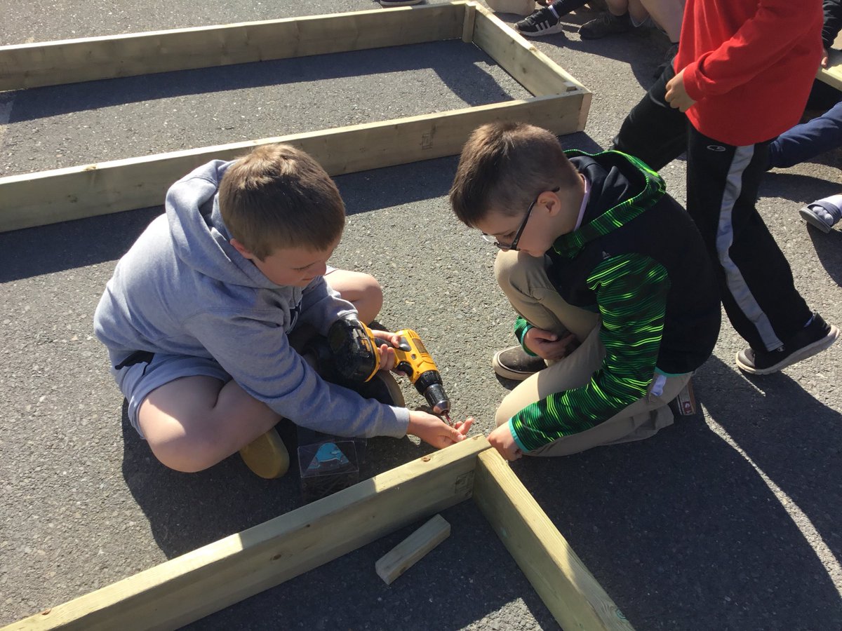 FdsLeary's tweet photo. More garden box building at FDS. #schoolgardens #avrceprograms @FDSprincipal https://t.co/ABFgbxwnOW