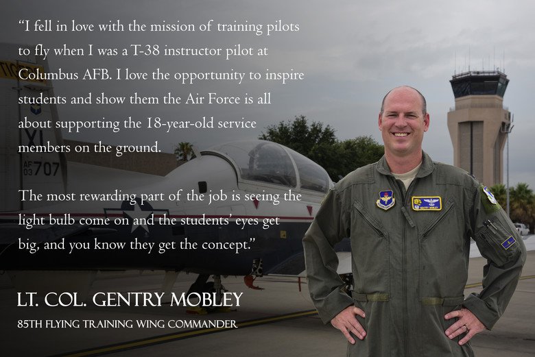 AETCommand's tweet photo. #MondayMotivation - Why do you ❤️ your job? Lt. Col. Gentry Mobley, 85th FTS commander at @LaughlinAFB, Texas, gets excited seeing the 💡 go on with students! 📸 Illustration: SrA Anne McCready, 47th FTW 
#AirForce #PilotLife #pilotraining https://t.co/kL0kMFXTjs
